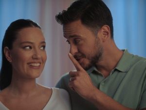 Pelin Akil-Anıl Altan çifti ikiz bebekleriyle yeni reklam filminde