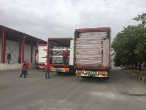 Türk Kızılay’dan Azerbaycan halkına 4 tır dolusu insani yardım