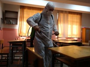 Büyükşehir Efeler’de okulları dezenfekte ediyor