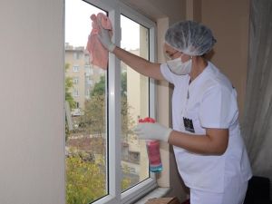 Kuşadası Belediyesi evde bakım birimi her gün 25 evi ziyaret ediyor