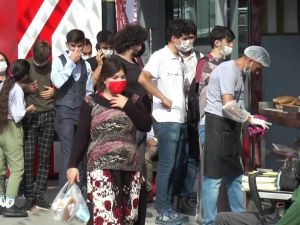 Maltepe’de bedava döner alabilmek için uzun kuyruk oluşturdular