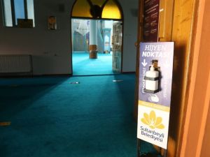 Sultanbeyli’de cami girişlerine el dezenfektan üniteleri yerleştirildi