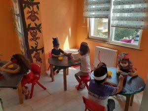 Atık malzemeler, minik ellerde yuvaya dönüştü