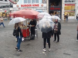 İstiklal Caddesi’nde yağmur etkili oldu