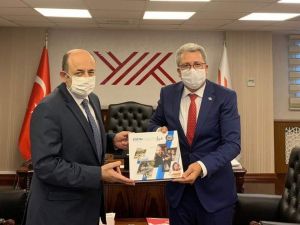 Rektör Budak’tan YÖK Başkanı Saraç’a “Ege’de Değişimin Üç Yılı” kitabı