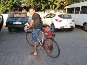 Trafik cezalarından bıkınca, bisiklet görünümlü motor yaptı