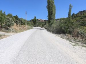 Traktörlerin bile gidemediği yol yenilendi