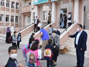 Başkan Dutlulu, ilk ders zilinde öğrencilerin yanında oldu