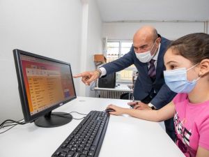 Başkan Soyer’den “askıda tablet” kampanyası