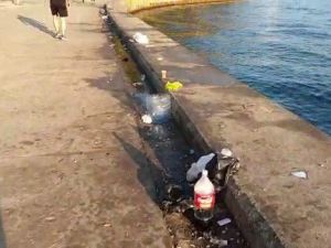 Olta balıkçılarının bıraktığı idrar şişeleri pes dedirtti