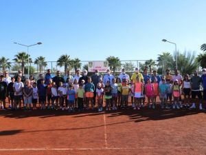 Başkan Atabay tenis şenliğine katıldı