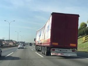 Tem otoyolunda aşırı yüklü tırın ilginç yolcuğu kamerada