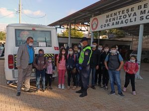 Jandarma servis araçlarını hem denetledi, hem maske dağıttı