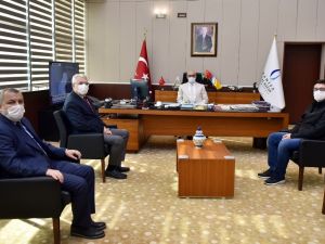Rektör Ataç TÜBİTAK-2242 birincilik ödülü alan öğrenciyi tebrik etti