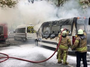 Beylikdüzü’nde park halindeki servis aracı alev alev yandı