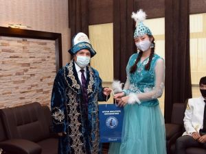 Kazakistanlı öğrenciler milli kıyafetleriyle Rektör Karakaş’ı ziyaret etti