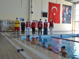 Türk Kızılay’ı çocuklara yüzme öğretti
