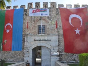 Kuşadası’nda Kervansaray’ı Azerbaycan bayrakları süslemeye başladı