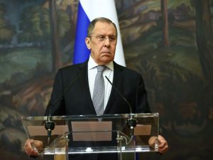 Lavrov ve mevkidaşından sıkı Covid-19 tedbirleri altında görüşme