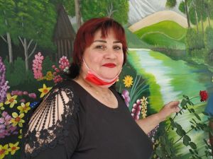 Rus ressam evinin duvarına yaptığı çizimlerle ilgi odağı oldu