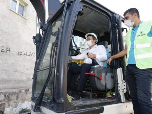 Konak’ta metruk binalar bir bir yıkılıyor