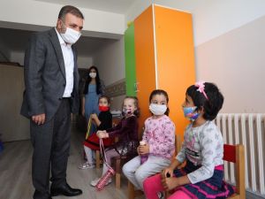 Başkan Ercan öğrencilerin okul heyecanına ortak oldu