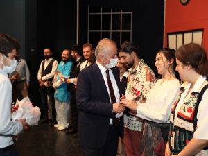 Denizli’de tiyatronun perdeleri açıldı