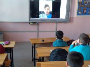 İlkokulda aynı anda hem uzaktan, hem yüz yüze eğitim