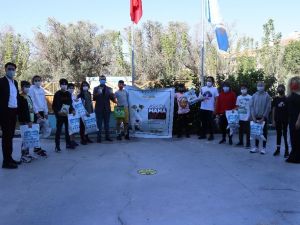 Öğrencilerden sokak hayvanlarına mama desteği