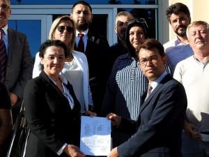 Çeşme AK Parti’de yeni yönetim mazbatasını aldı