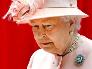 Kraliçe II. Elizabeth, 7 ay sonra ilk resmi ziyareti için dışarı çıktı