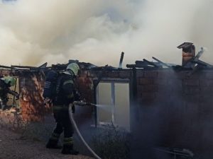 Evleri yanan Özgül ailesinin ilk misafiri Başkan Zolan oldu