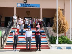 Jandarma, Karacasulu minik öğrencilerin heyecanına ortak oldu