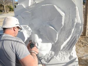 Kuşadası’nda mermer bloklar heykele dönüşüyor