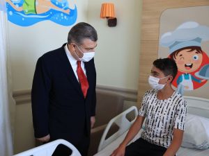 Sağlık Bakanı Koca, Erzurum Şehir Hastanesi Çocuk Servisi’ni ziyaret etti
