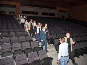 Aydın Valisi Aksoy, elektriği kesik olan kongre merkezinde inceleme yaptı