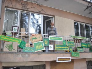 Evini atölyeye, balkonunu ise sergi salonuna çevirdi