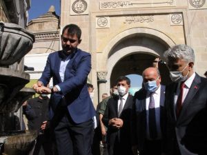 Bakan Kurum, Erzincan’da Terzibaba Türbesini ziyaret etti
