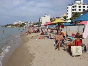 Kuşadası’nda plaj keyfi
