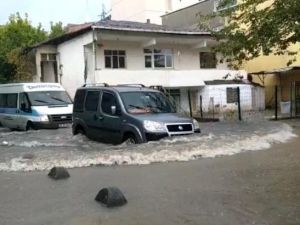 İstanbul’da yoğun yağış etkili oldu, yollar göle döndü