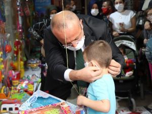 Vali Atik maskeye takmak istemeyen miniği ikna etti