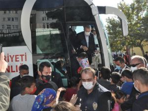 Cumhurbaşkanı Erdoğan Şırnak’ta çocuklara hediye dağıttı