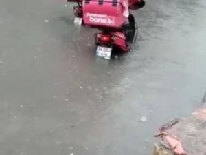 Yoğun yağış sonrası sipariş götüren motosikletli kuryeler mahsur kaldı