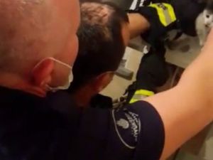 Kombiye sıkışan sokak kedisi böyle kurtarıldı