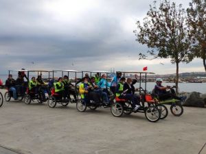 Görme engelli bireyler farkındalık için pedal çevirdi