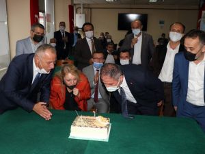 AK Parti Muhtarlar gününü pastayla kutladı