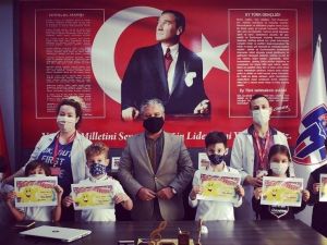 Haftanın yıldızları sertifikalarını aldı