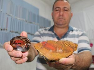 Dağlardan topladığı taş parçalarını göz alıcı güzelliğe dönüştürüyor