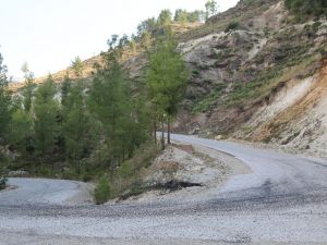 Çameli’nde yollar mıcırdan temizledi