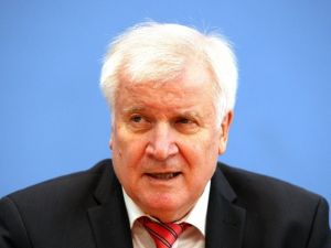Almanya’da İçişleri Bakanı Seehofer’den polis içerisinde ırkçılık araştırmasına onay